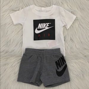 Nike baby boy 2-set piece, shirt and shirt.